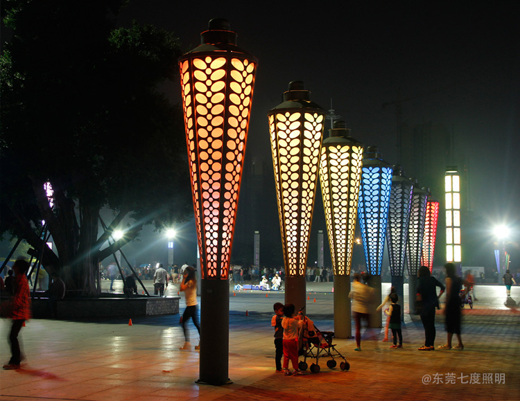 城市公園圓錐形立柱七彩LED蝴蝶视频免费下载观看夜間亮燈效果